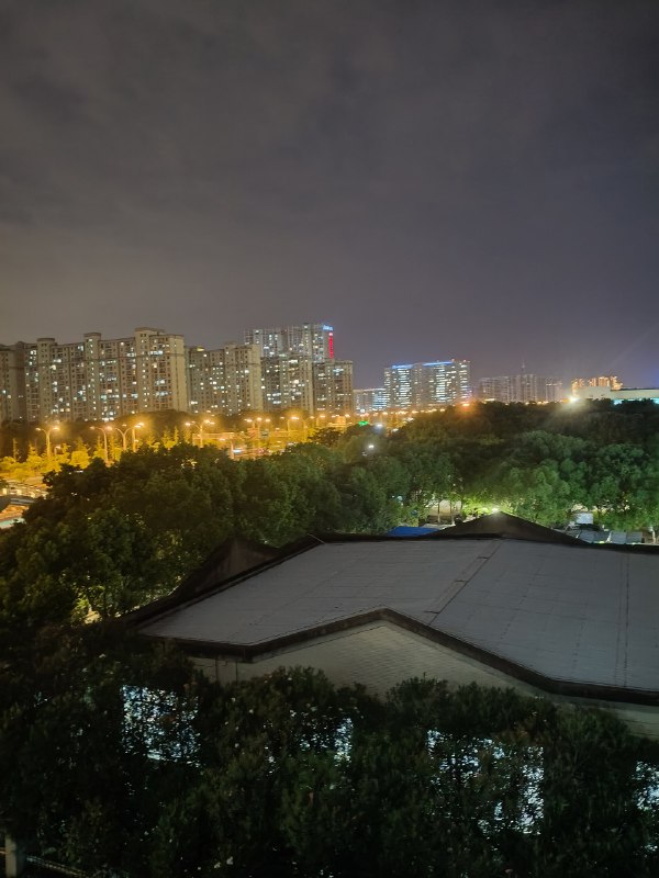 夜晚的宿舍外……